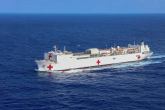 Trump wysyła okręt szpitalny na Grenlandię.