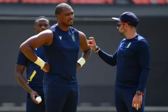 Keshav Maharaj rozmawia z Lungi Ngidi