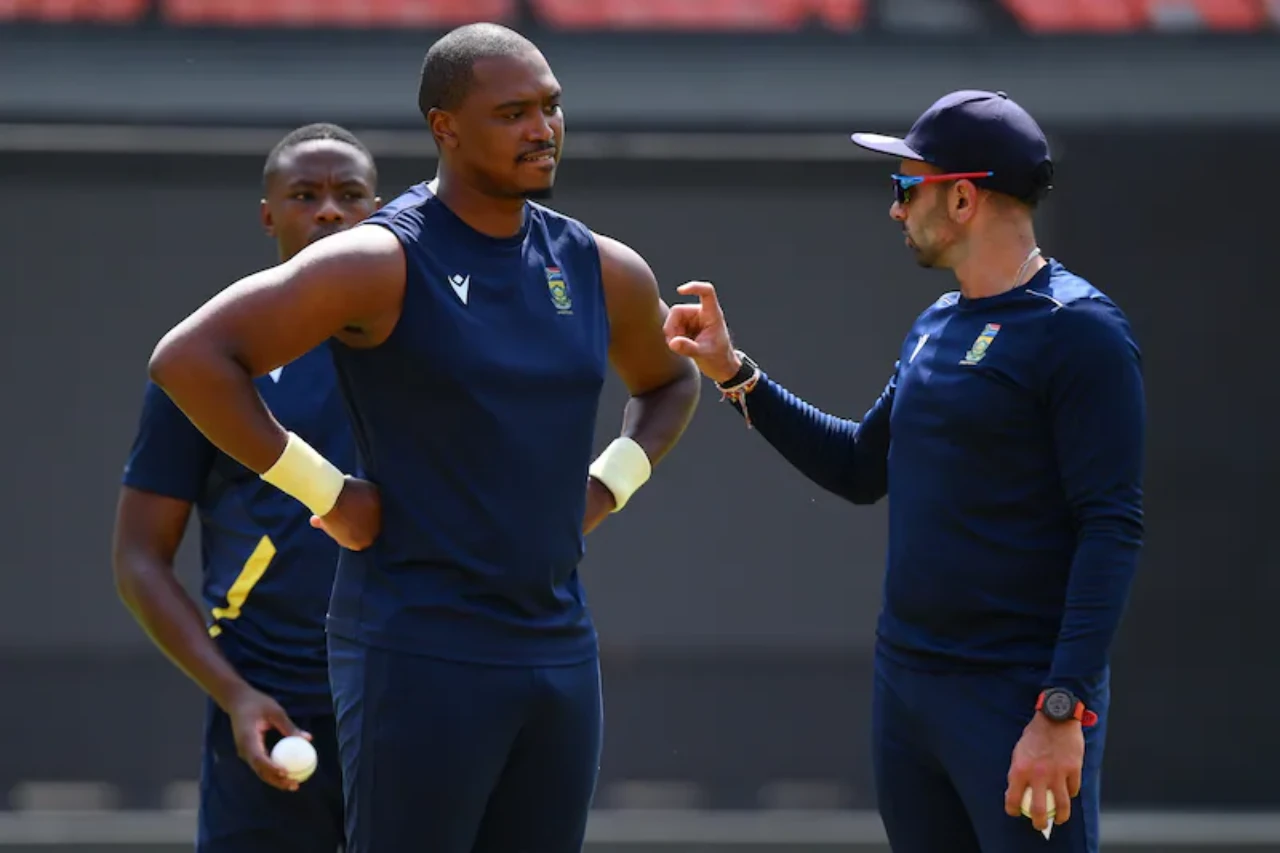 Keshav Maharaj rozmawia z Lungi Ngidi