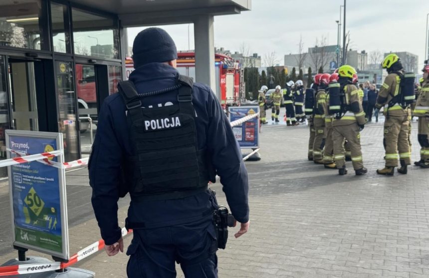Nieznana substancja powodem ewakuacji jednego z marketów w Bytowie