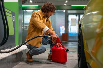 Policja sprawdza zapasy paliwa w autach.