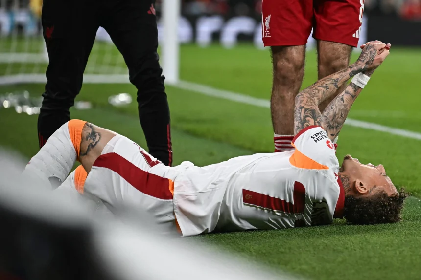 Piłkarz Galatasaray doznał poważnej kontuzji.