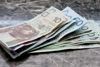 Seniorzy mogą otrzymać 500 zł miesięcznie .