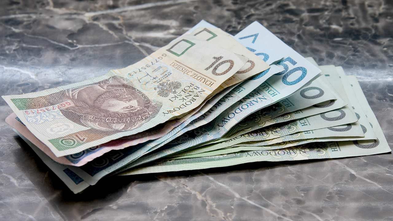 Seniorzy mogą otrzymać 500 zł miesięcznie .